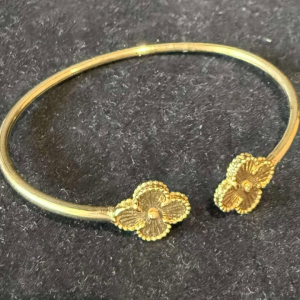 18K Yellow Gold Floral BangleEnhance your style with this beautiful 18K Yellow Gold Bangle featuring delicate floral accents. Perfect for any occasion.
