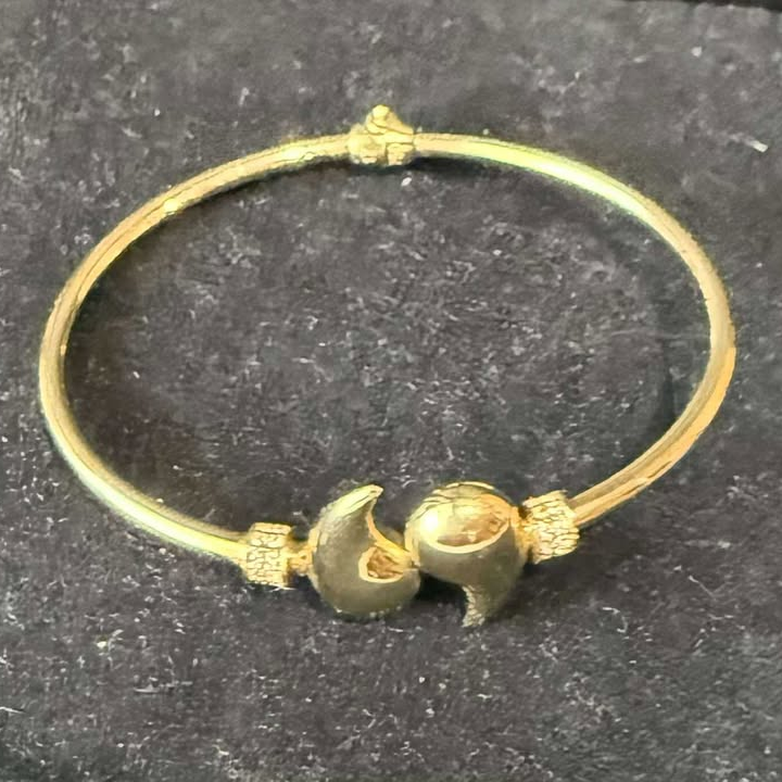 18K Yellow Gold Teardrop Design Bangle - Image 2